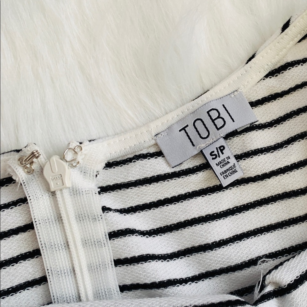 ｔｏｂｉ  ｂｌａｃｋ & ｗｈｉｔｅ  ｓｔｒｉｐｅｄ  ｄｒｅｓｓ - Picture 3 of 4